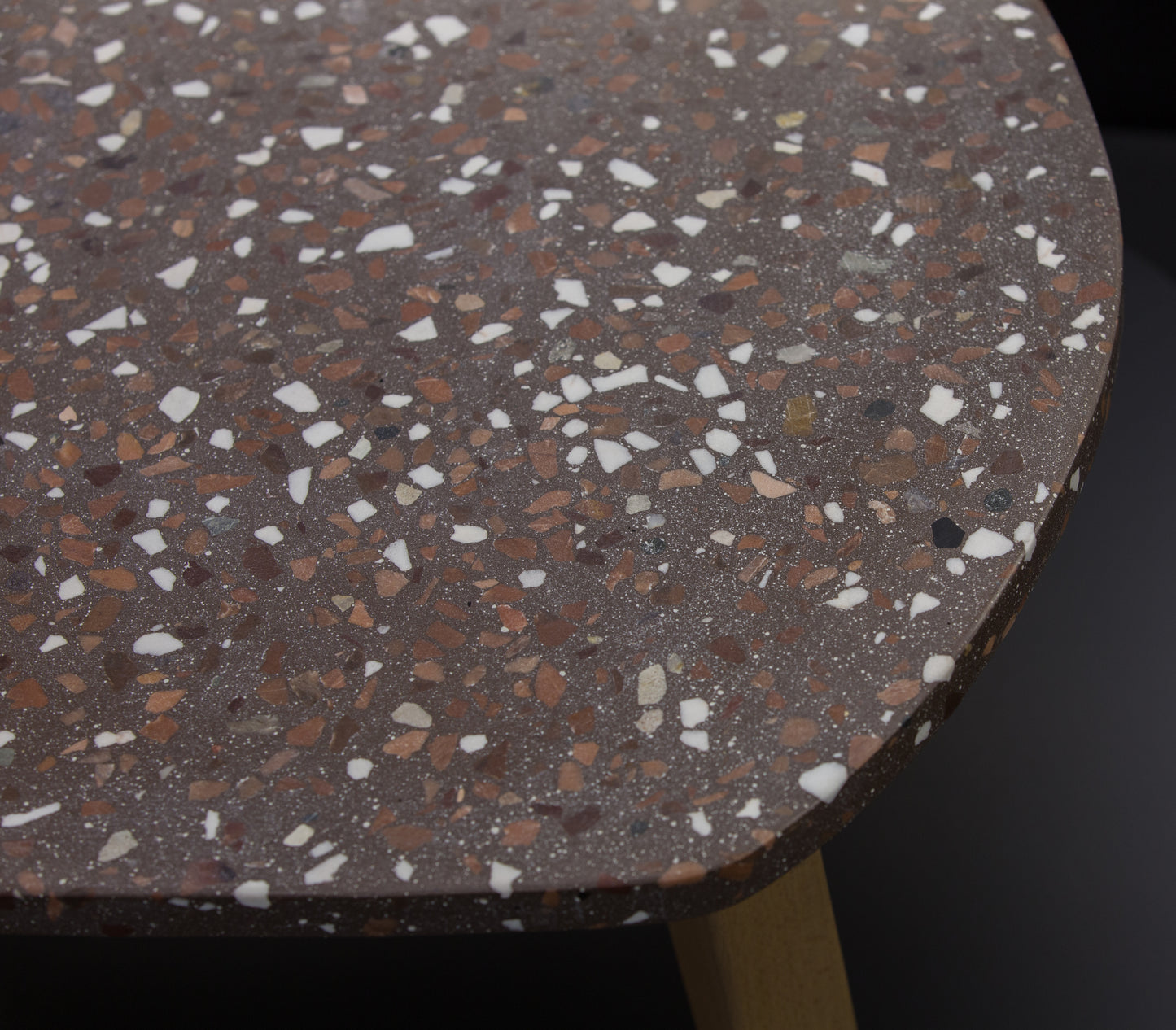 BetelArt terrazzo konferenčný stolík – 90 × 60 cm, hnedý s bielym mramorom a vápencom