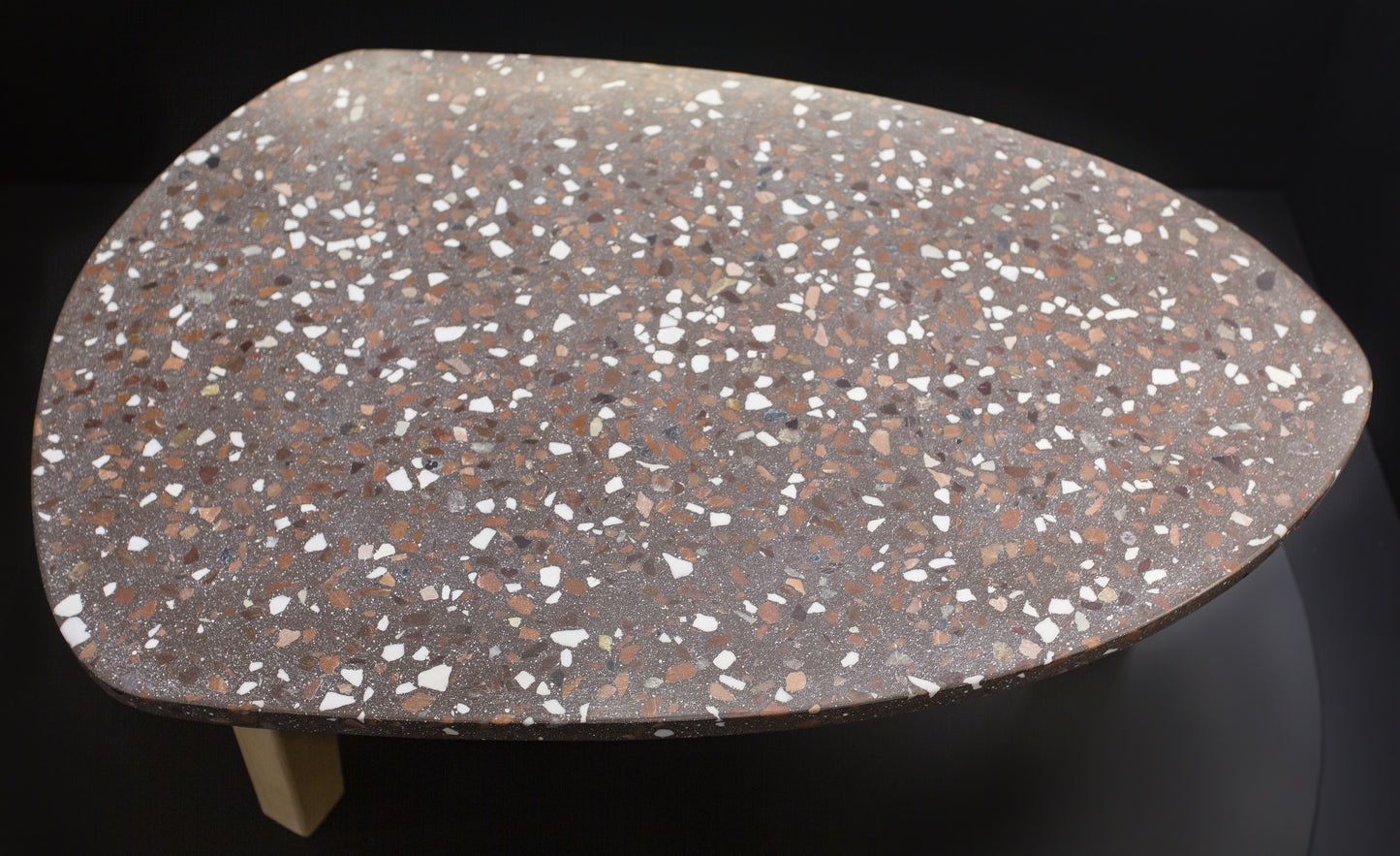 BetelArt terrazzo konferenčný stolík – 90 × 60 cm, hnedý s bielym mramorom a vápencom