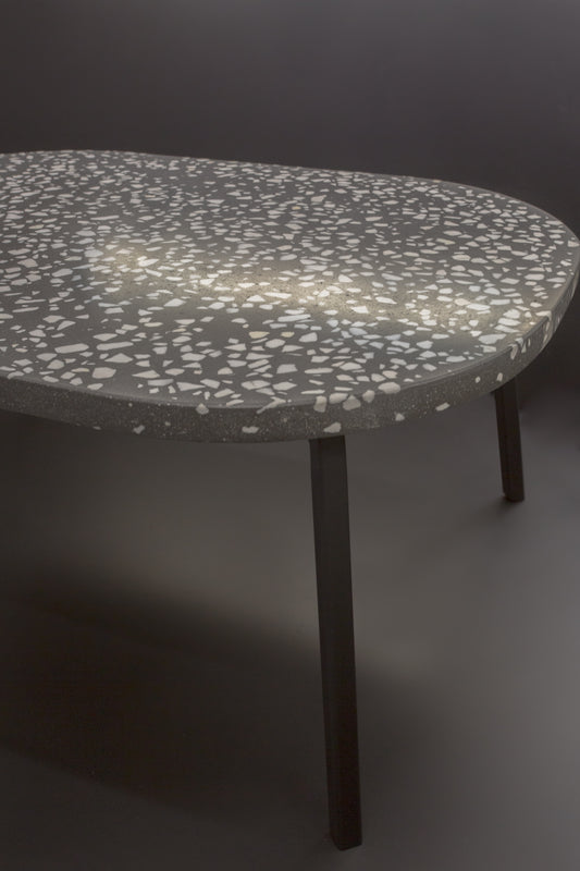 BetelArt terrazzo konferenčný stolík – 80 × 60 cm, sivý s bielym mramorom a čiernym kovovým rámom