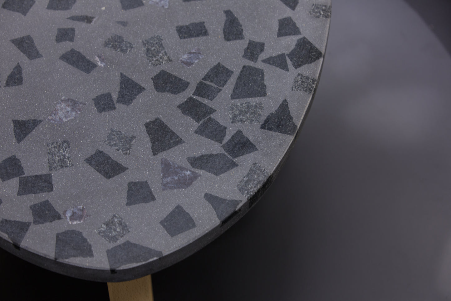 BetelArt terrazzo stôl – 90 × 60 cm, tmavosivý s tmavým granitom a masívnymi bukovými nohami