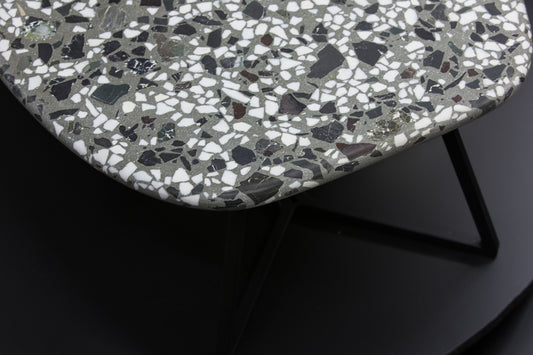 BetelArt terrazzo konferenčný stolík – 60 × 100 cm, sivý s bielym mramorom a lomovým kameňom