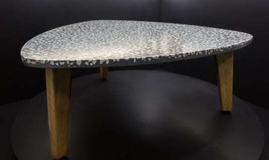 BetelArt terrazzo konferenčný stolík – 90 cm, sivý s bielym mramorom a bukovými nohami