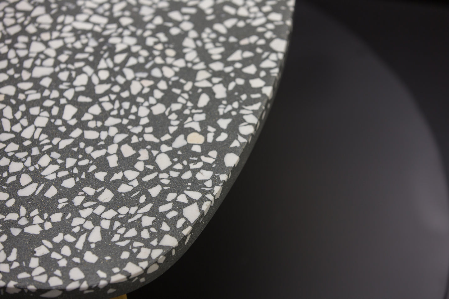 BetelArt terrazzo konferenčný stolík – 90 cm, sivý s bielym mramorom a bukovými nohami