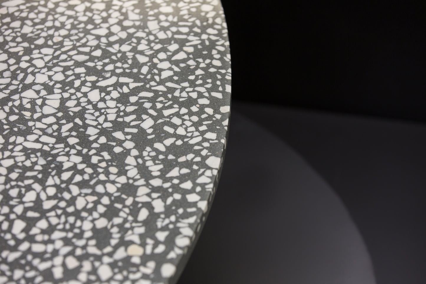 BetelArt terrazzo konferenčný stolík – 90 cm, sivý s bielym mramorom a bukovými nohami