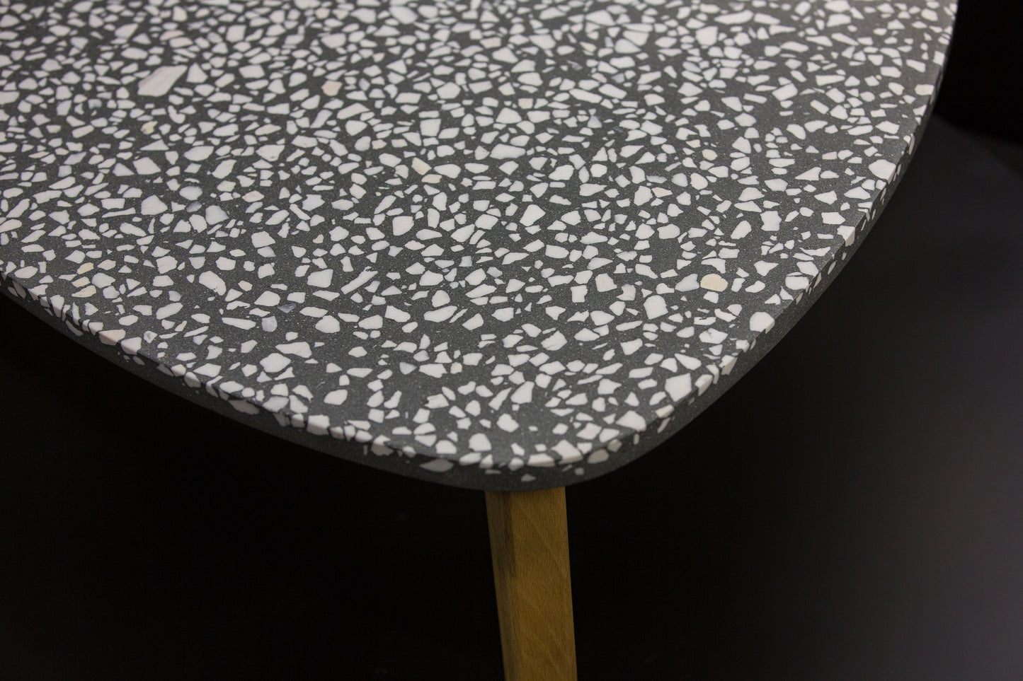 BetelArt terrazzo konferenčný stolík – 90 cm, sivý s bielym mramorom a bukovými nohami
