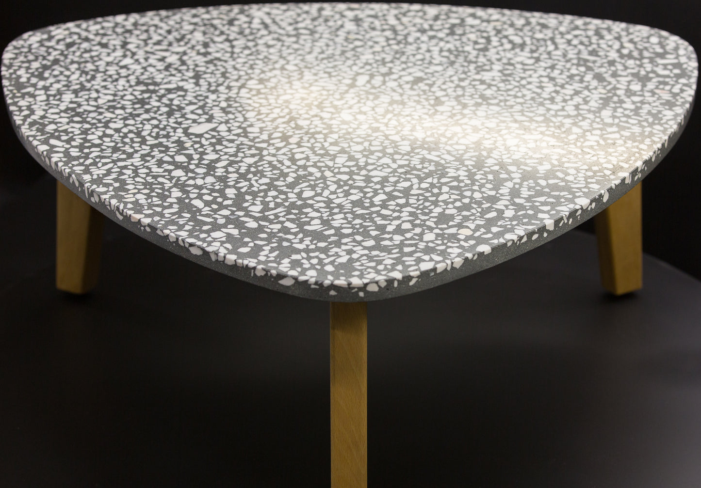 BetelArt terrazzo konferenčný stolík – 90 cm, sivý s bielym mramorom a bukovými nohami