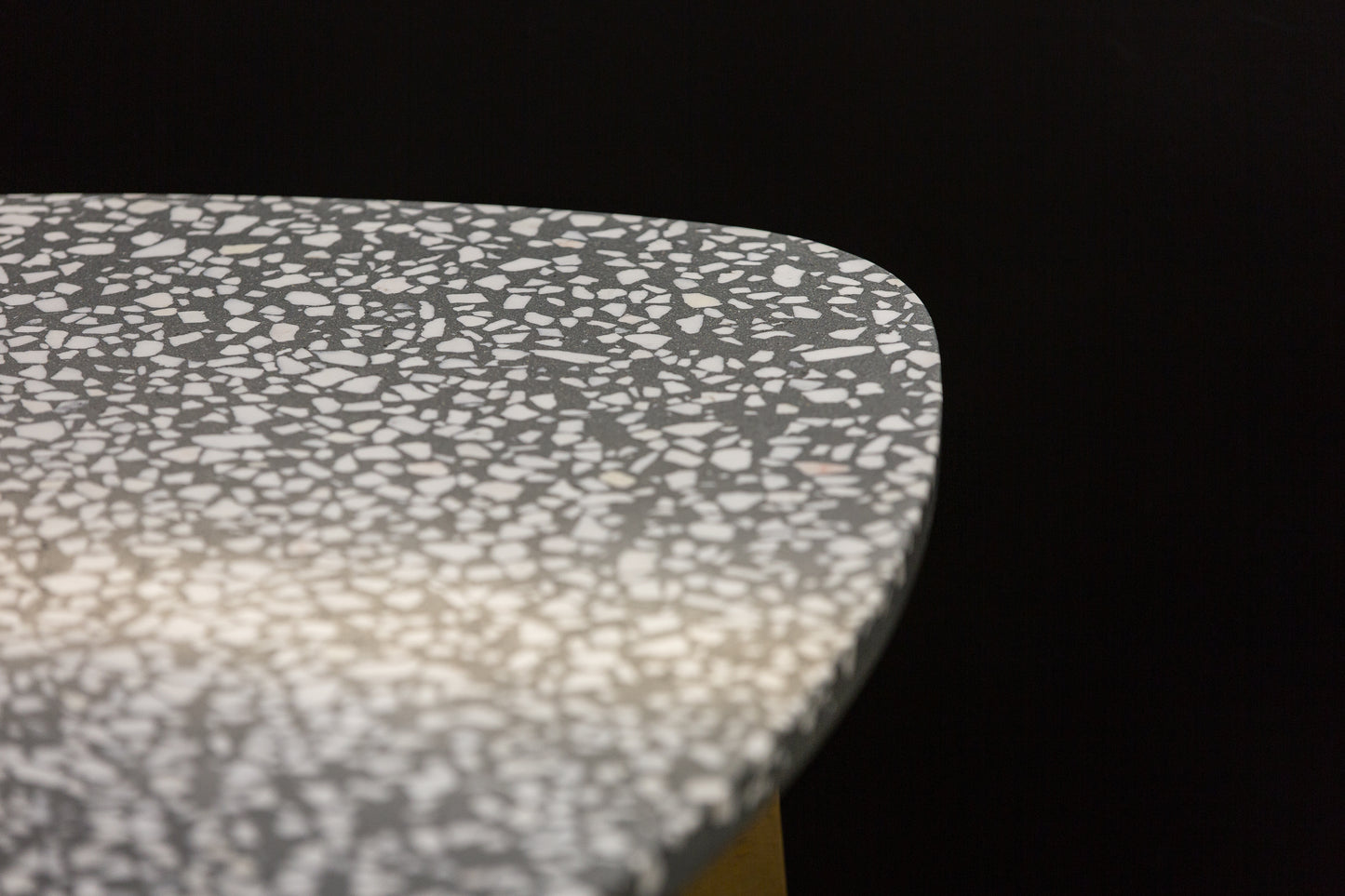 BetelArt terrazzo konferenčný stolík – 90 cm, sivý s bielym mramorom a bukovými nohami