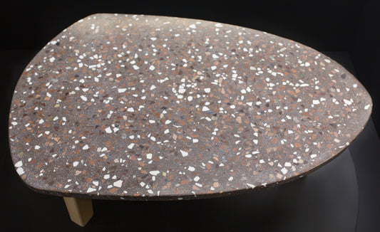 BetelArt terrazzo konferenčný stolík – 90 × 60 cm, hnedý s bielym mramorom a vápencom